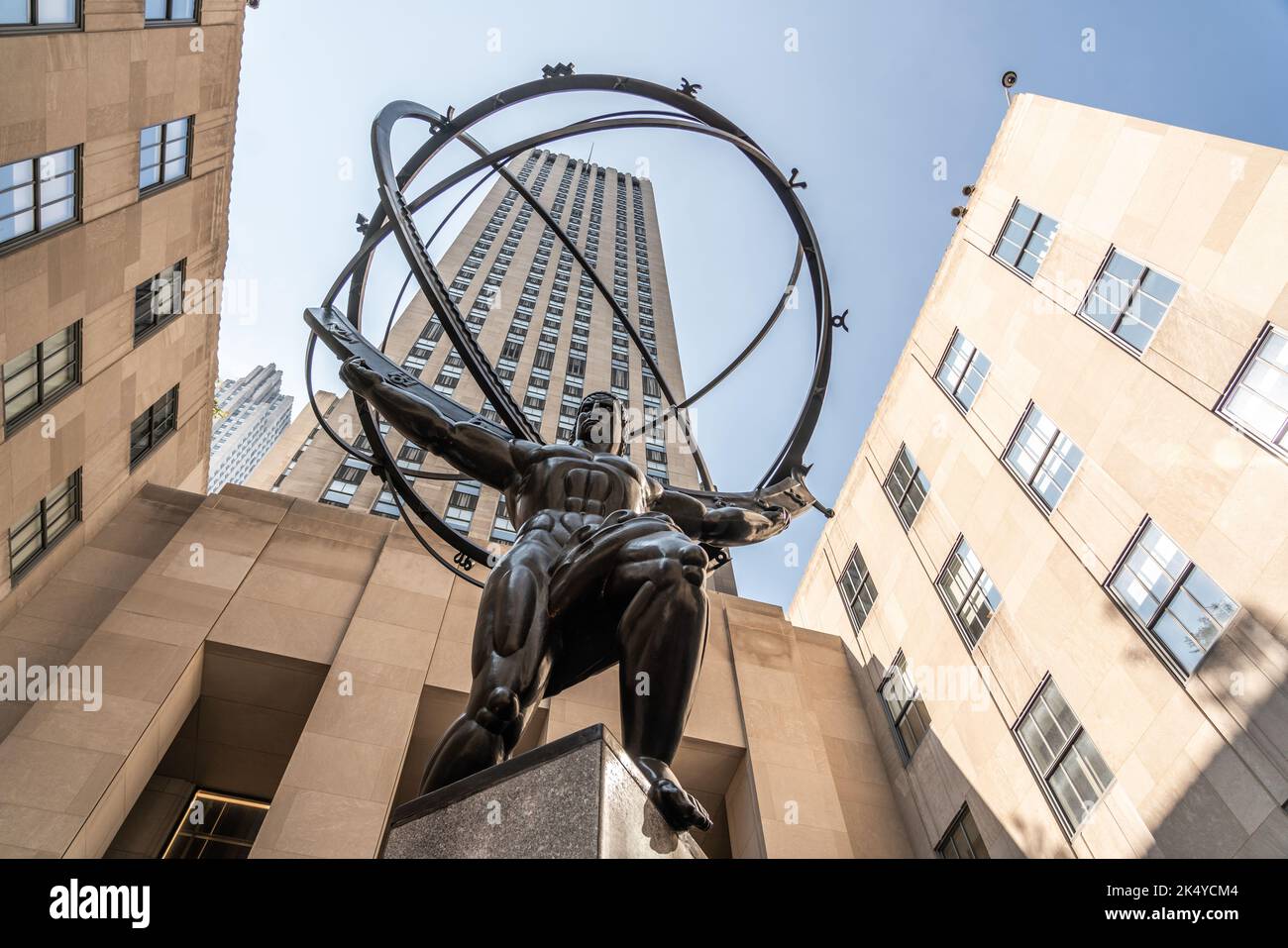 Scultura dell'Atlante vista dal basso del Rockefeller Center a Manhattan a New York Foto Stock