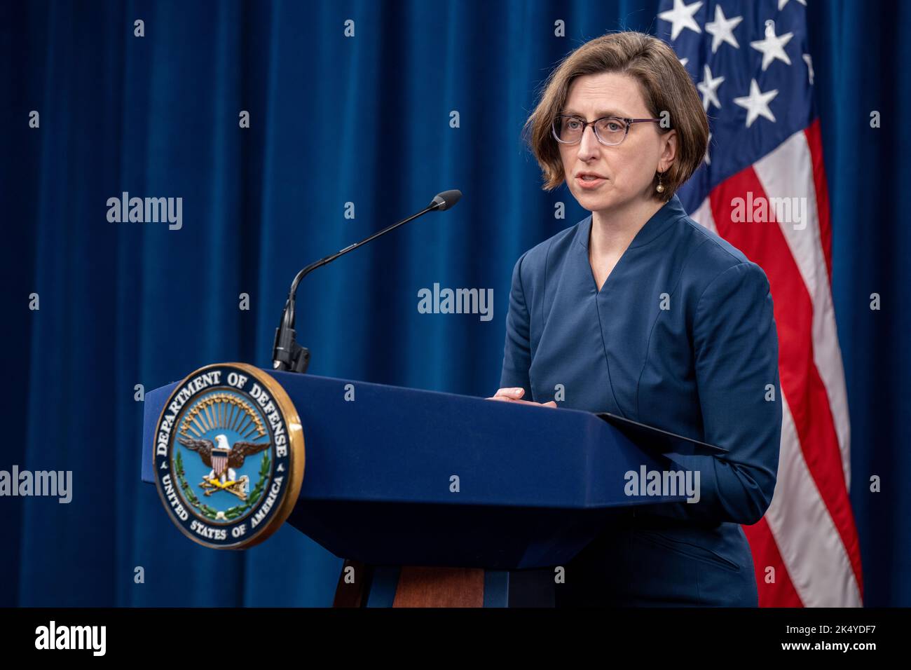 Arlington, Stati Uniti d'America. 04th Ott 2022. Arlington, Stati Uniti d'America. 04 ottobre 2022. Vice Assistente statunitense al Segretario della Difesa Laura Cooper risponde a una domanda durante un briefing stampa al Pentagono, 4 ottobre 2022 ad Arlington, Virginia. Cooper ha discusso i $625 milioni di dollari in assistenza di sicurezza supplementare per l'Ucraina, tra cui quattro nuovi sistemi Rocket ad alta mobilità e cicli guidati da precisione Excalibur. Credit: TSgt. Jack Sanders/DOD/Alamy Live News Foto Stock