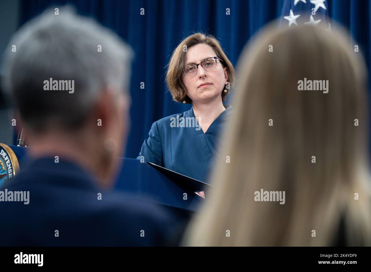 Arlington, Stati Uniti d'America. 04th Ott 2022. Arlington, Stati Uniti d'America. 04 ottobre 2022. Assistente aggiunto degli Stati Uniti al Segretario della Difesa Laura Cooper ascolta una domanda durante un briefing stampa al Pentagono, 4 ottobre 2022 ad Arlington, Virginia. Cooper ha discusso i $625 milioni di dollari in assistenza di sicurezza supplementare per l'Ucraina, tra cui quattro nuovi sistemi Rocket ad alta mobilità e cicli guidati da precisione Excalibur. Credit: TSgt. Jack Sanders/DOD/Alamy Live News Foto Stock