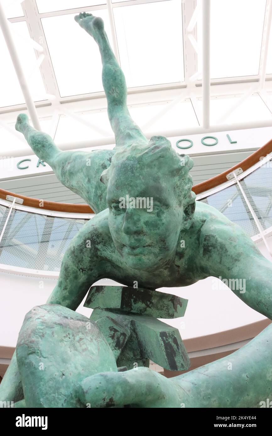 “The Pearl Diver” scultura in bronzo alta 11 metri di Allan Sly, commissionata nel 1999 per la P&o Aurora esposta all’ingresso della piscina di cristallo Foto Stock