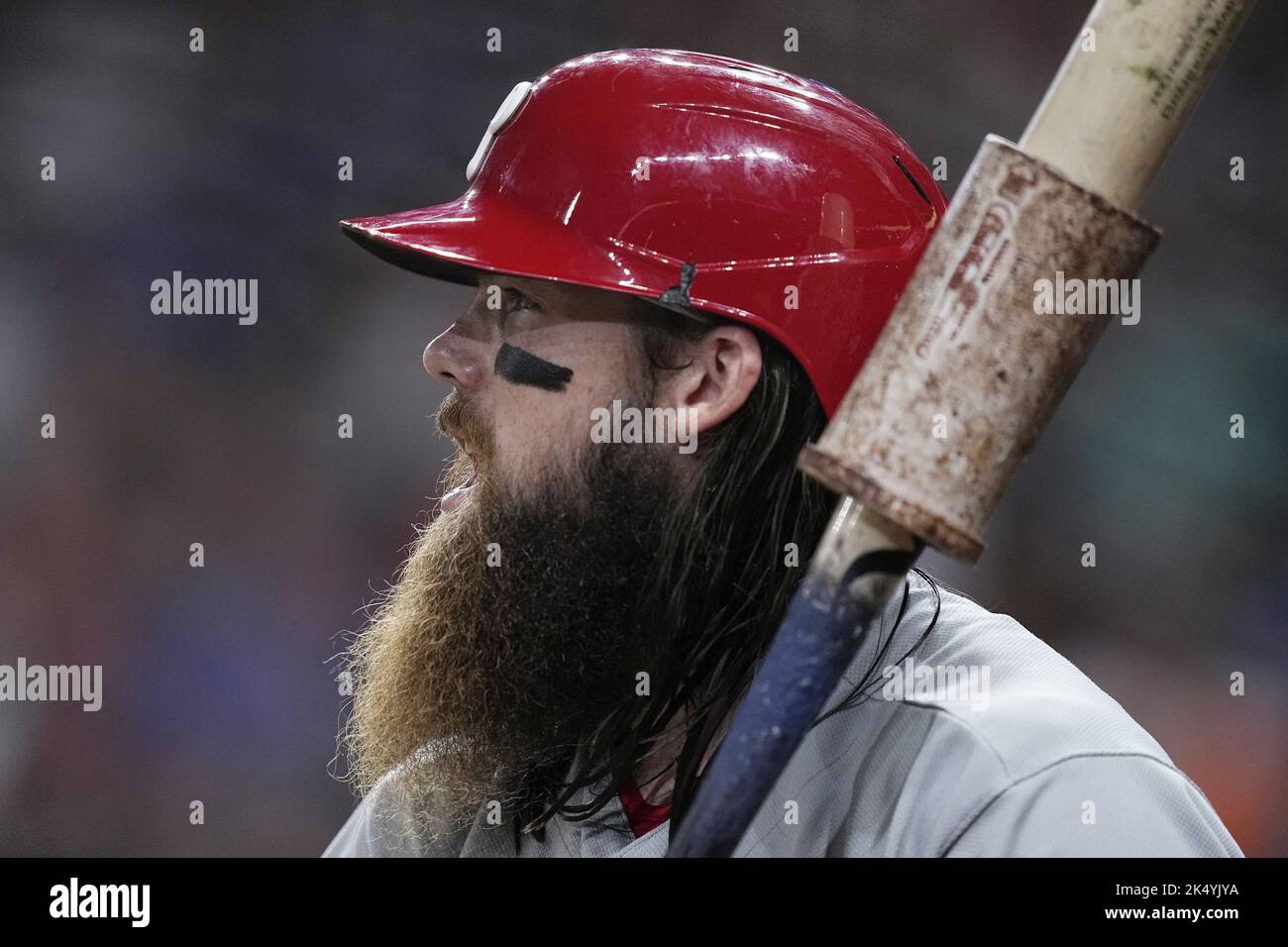 Houston, Stati Uniti. 04th Ott 2022. Il Brandon Marsh dei Philadelphia Phillies si trova sul ponte in cima al primo raduno contro gli Houston Astros al Minute Maid Park di Houston, Texas, martedì 4 ottobre 2022. Cox/UPI Credit: UPI/Alamy Live News Foto Stock