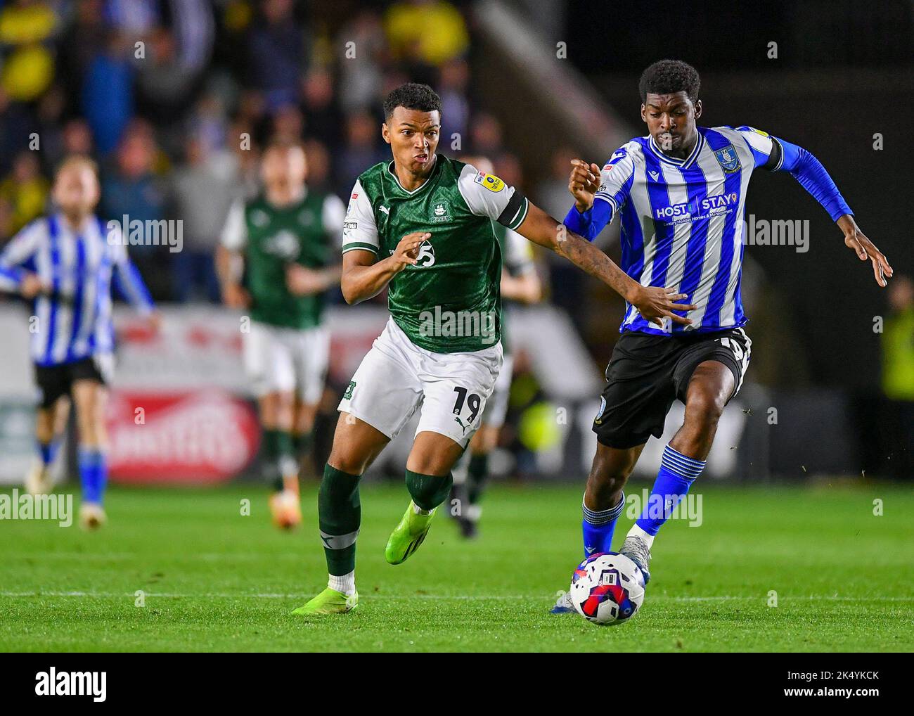 Plymouth, Regno Unito. 04th Ott 2022. Plymouth Argyle forward Morgan Whittaker (19) supera Sheffield Mercoledì centrocampista Tyreeq Bakinson (19) durante la partita Sky Bet League 1 Plymouth Argyle vs Sheffield Mercoledì a Home Park, Plymouth, Regno Unito, 4th ottobre 2022 (Foto di Stanley Kasala/News Images) a Plymouth, Regno Unito il 10/4/2022. (Foto di Stanley Kasala/News Images/Sipa USA) Credit: Sipa USA/Alamy Live News Foto Stock