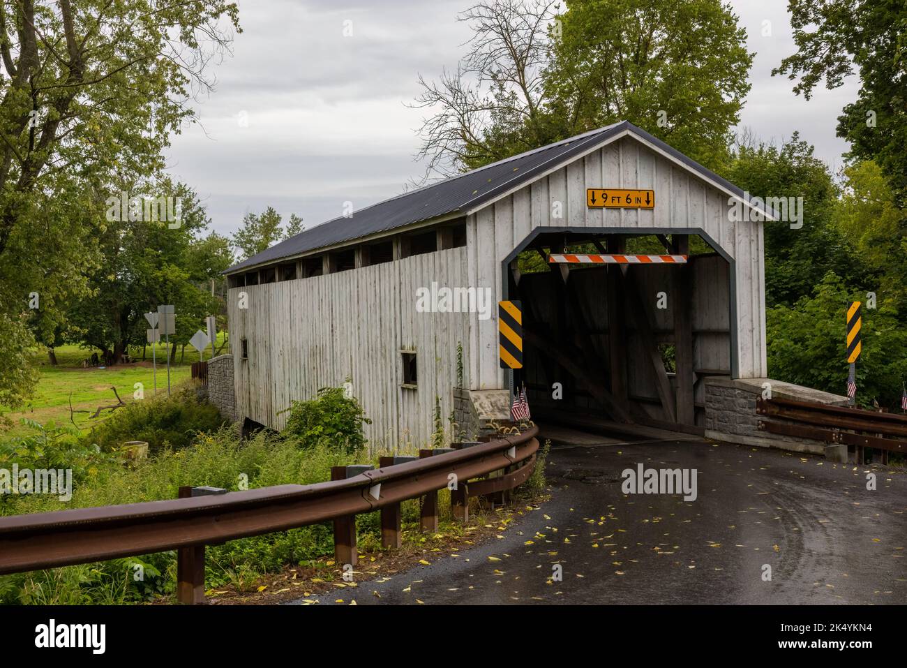 Ponte coperto All White Kellers Mill, Ephrata Township, Lancaster County, Pennsylvania Foto Stock