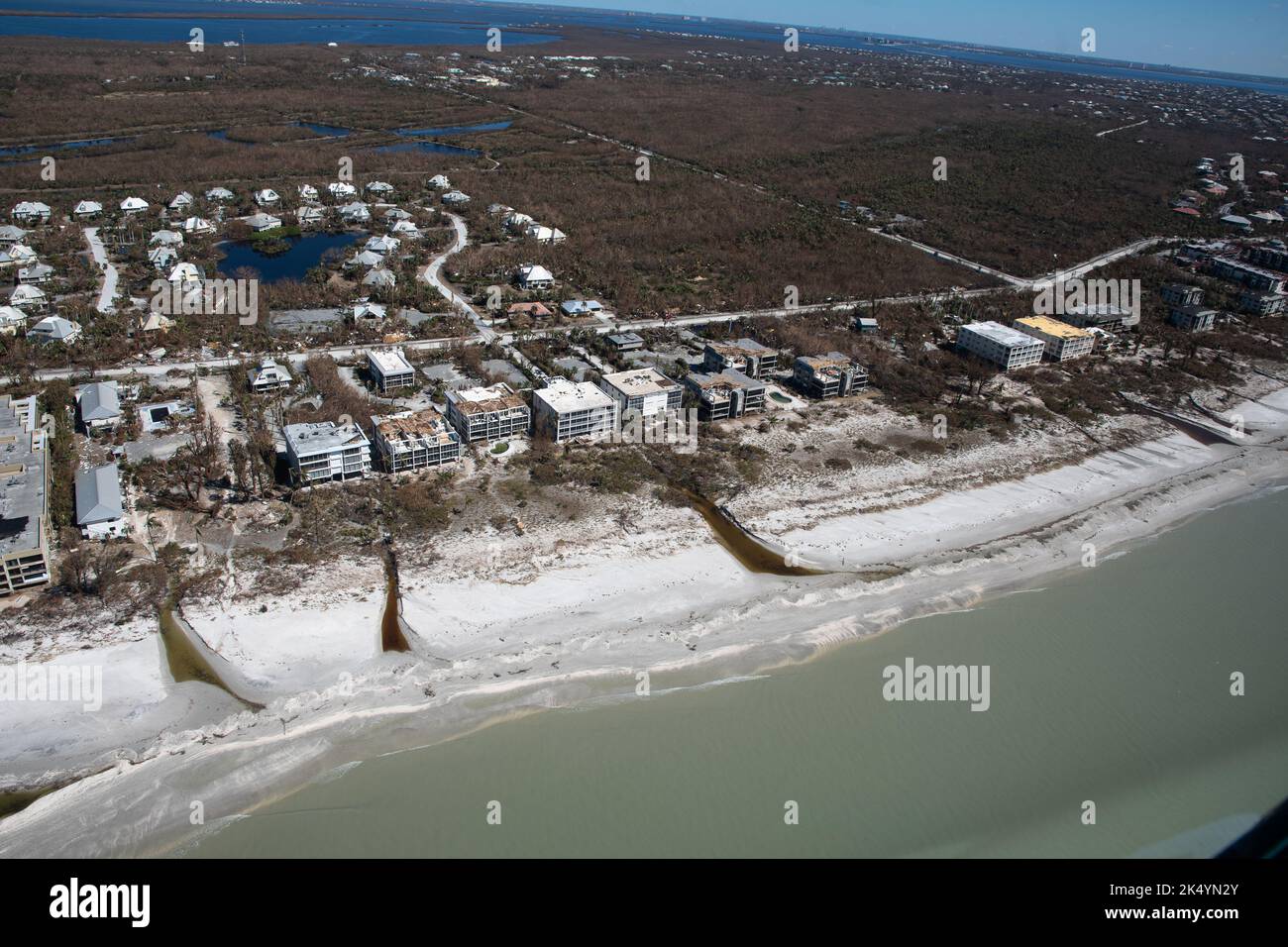 L'equipaggio del Lee County Sheriff's Department conduce sorvoli lungo Fort Myers Beach in seguito all'uragano Ian, 2 ottobre 2022. Fornire supporto aereo ai dirigenti raccogliendo informazioni visive per aiutare a supportare le esigenze dei residenti della contea di Lee. (STATI UNITI Foto dell'esercito di Brigida I. Sanchez) Foto Stock