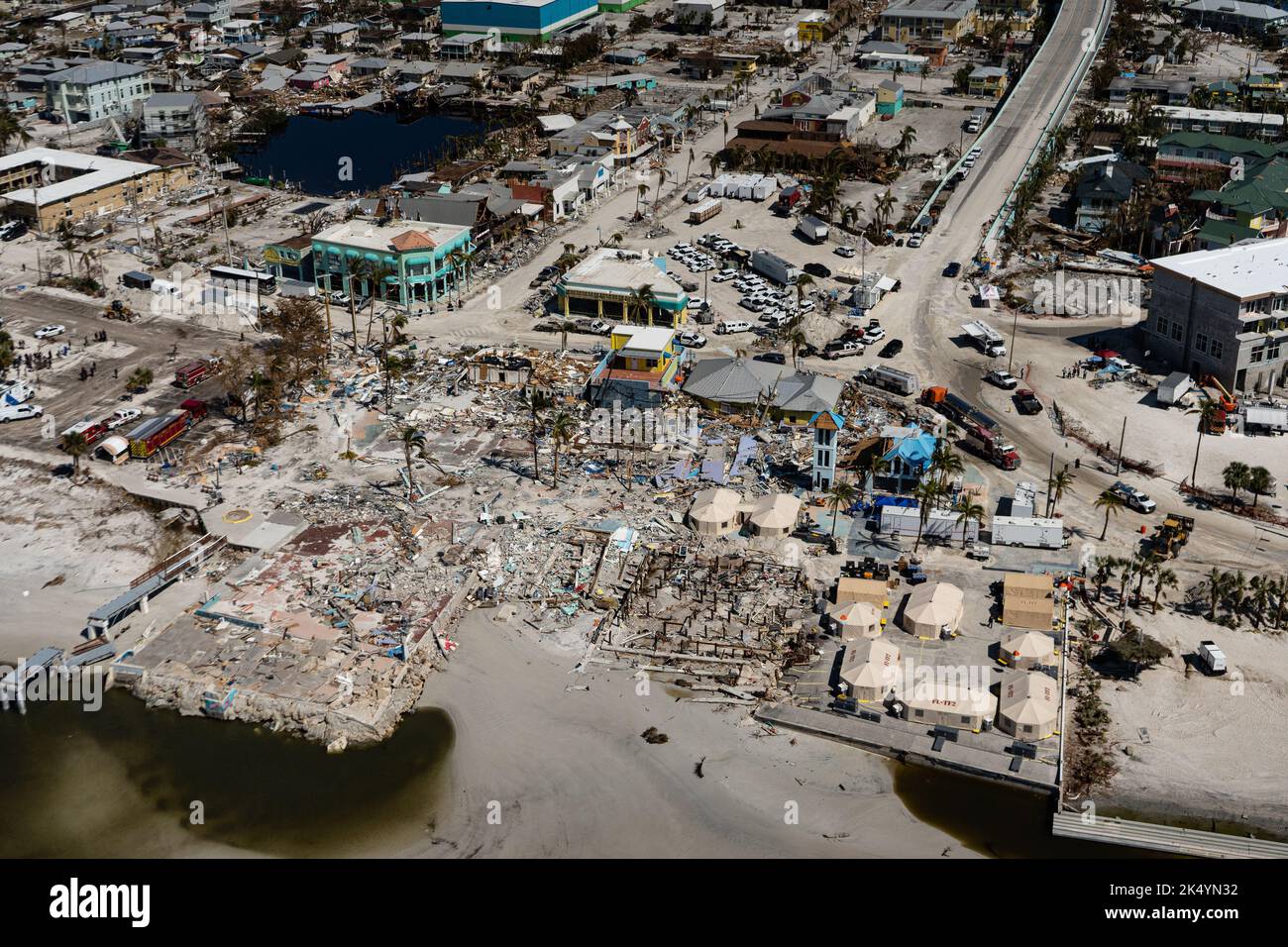 L'equipaggio del Lee County Sheriff's Department conduce sorvoli su Fort Myers Beach in seguito all'uragano Ian, 2 ottobre 2022. Fornire supporto aereo ai dirigenti raccogliendo informazioni visive per aiutare a supportare le esigenze dei residenti della contea di Lee. (STATI UNITI Foto dell'esercito di Brigida I. Sanchez) Foto Stock