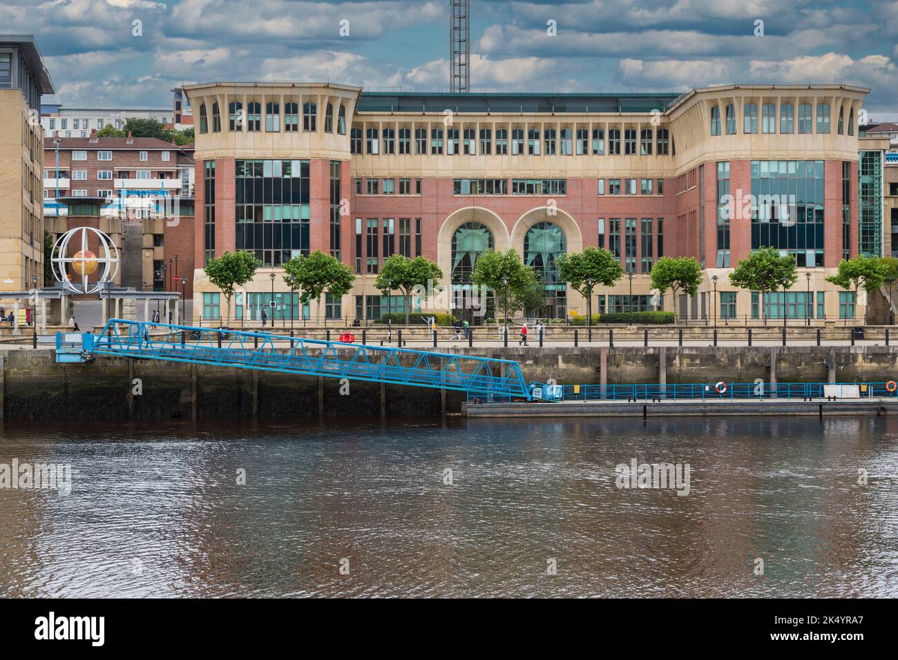 Newcastle-upon-Tyne, Inghilterra, Regno Unito. Tribunali edificio sul fiume Tyne. Foto Stock