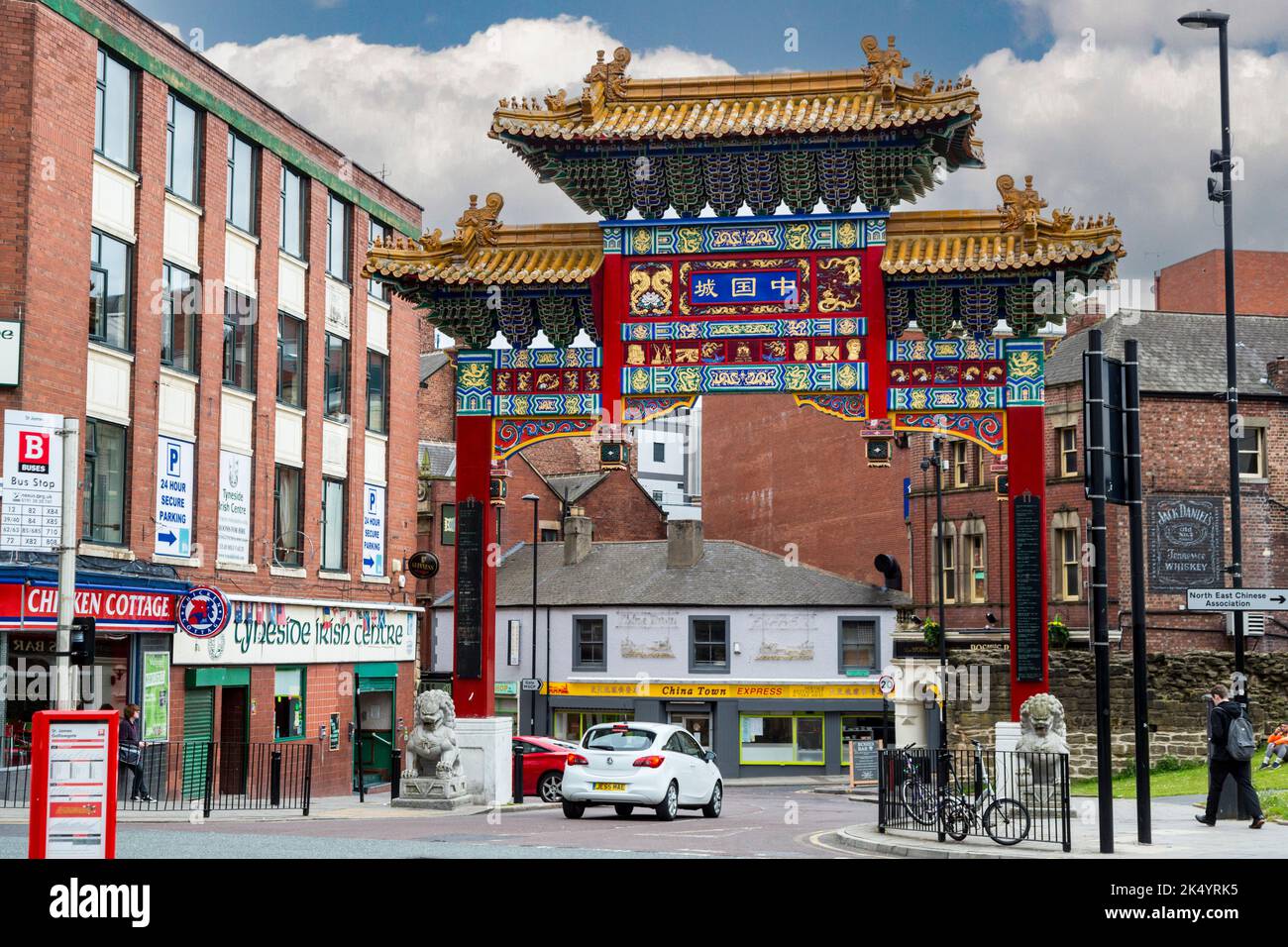 Newcastle-upon-Tyne, Inghilterra, Regno Unito. Chinatown arco di ingresso St Andrews Street. La diversità culturale: Centro irlandese, American Whisley, Restaura cinese Foto Stock