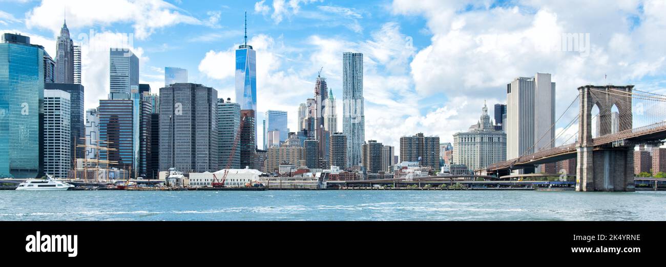Lo skyline di New York City mostra Midtown e Lower Manhattan dal Brooklyn Bridge Park. L'iconica New York e la famosa destinazione turistica presso il Foto Stock