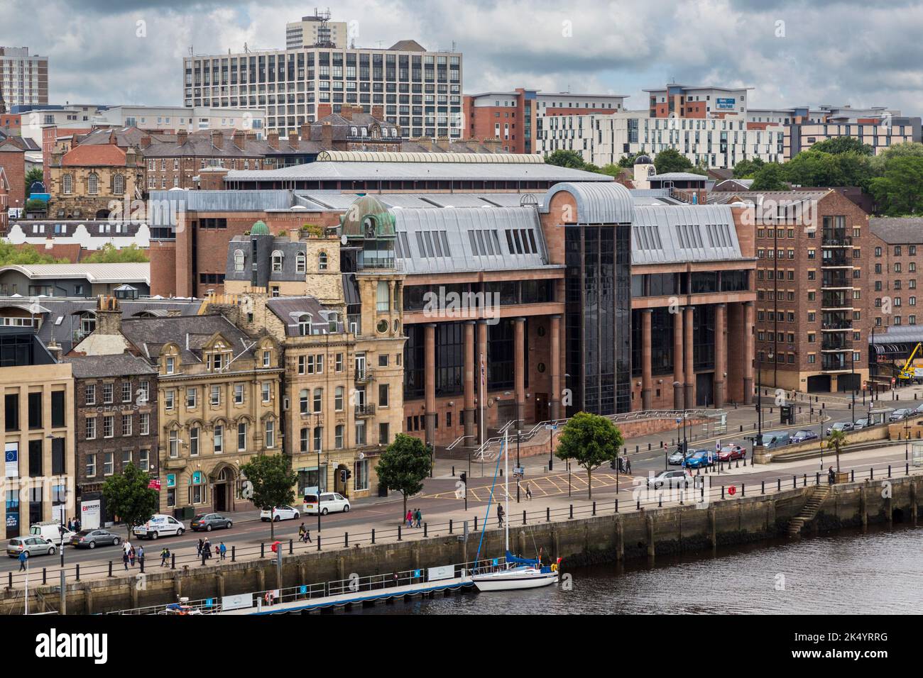 Newcastle-upon-Tyne, Inghilterra, Regno Unito. Tribunali visto dal Tyne Bridge. Foto Stock