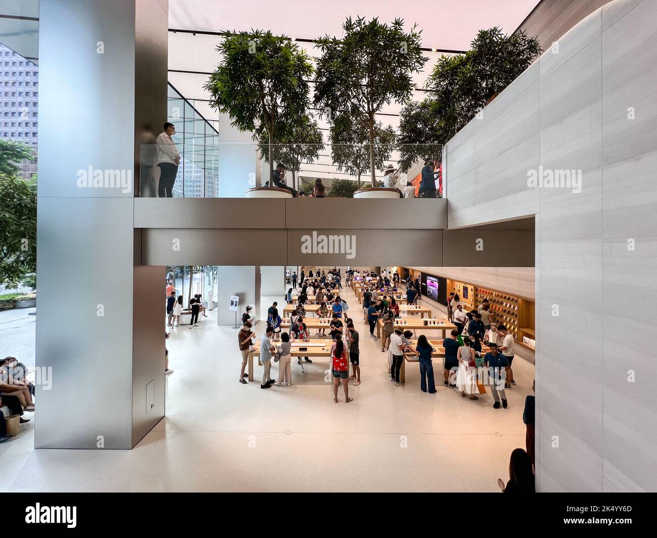 Apple, splendido negozio interno a 2 piani situato lungo Orchard Road, Singapore Foto Stock