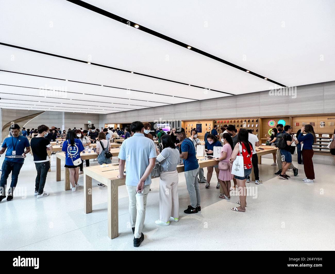 Apple bellissimo negozio interno affollato di persone per l'esperienza e provare i prodotti più recenti come iPhone, orologi e MacBook dispositivi. Foto Stock