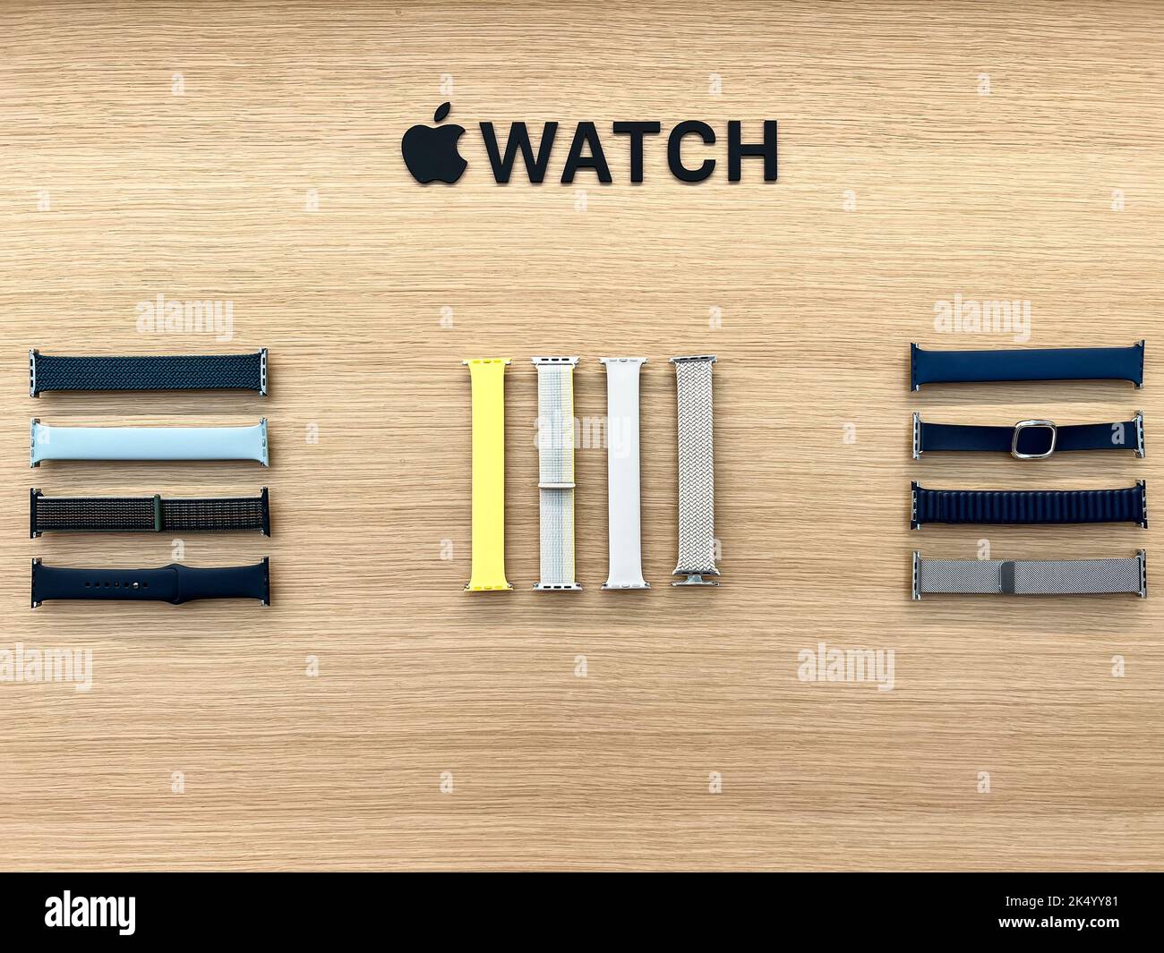 Apple Watch cinghie multicolore sul display all'interno dell'Apple Store. Foto Stock
