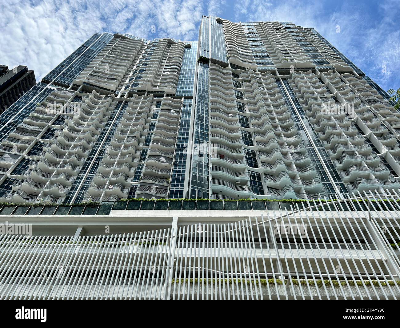 Design architettonico dell'alto edificio residenziale Queens Peal a Singapore. Foto Stock