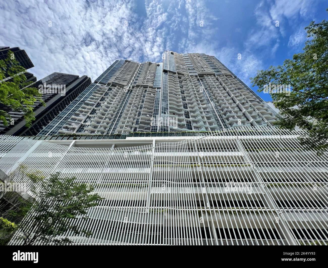 Design architettonico dell'alto edificio residenziale Queens Peal a Singapore. Foto Stock