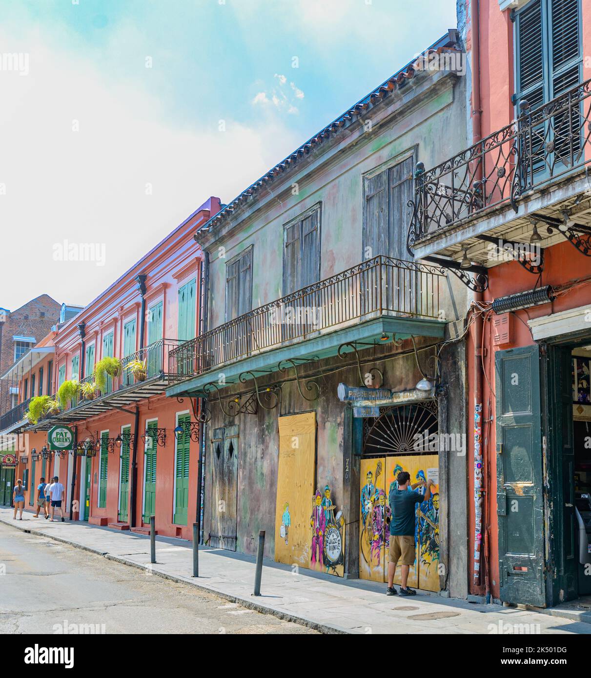 NEW ORLEANS, LA, USA - 20 GIUGNO 2020: Paesaggio urbano del quartiere francese con Preservation Hall e Pat o'Brien's su St. Peter Street Foto Stock