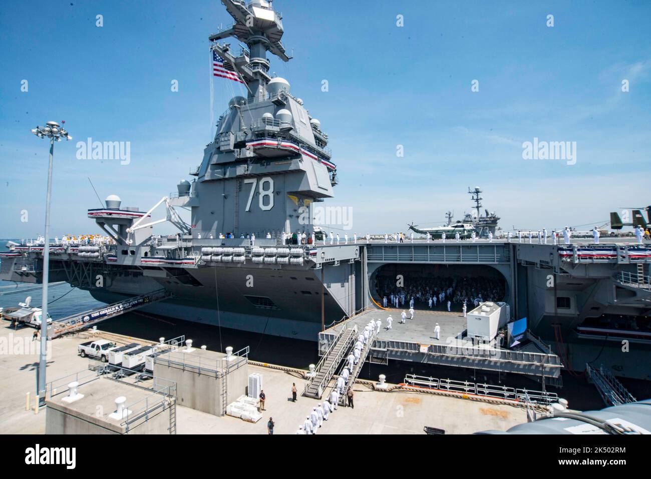 170722-N-WS581-072 NORFOLK (22 luglio 2017) marinai uomo le rotaie della portaerei USS Gerald R. Ford (CVN 78) durante la sua cerimonia di messa in servizio alla Stazione Navale Norfolk, va Ford è la nave principale delle portaerei di classe Ford, e la prima nuova portaerei degli Stati Uniti progettati in 40 anni. (STATI UNITI Foto Navy di Mass Communication Specialist 2nd Classe Andrew J. Sneeringer/rilasciato) Foto Stock