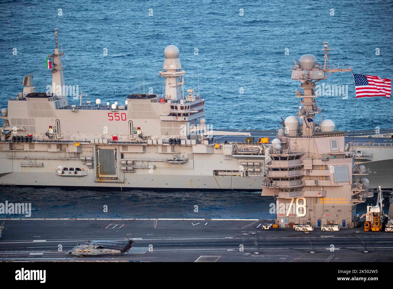OCEANO ATLANTICO (20 marzo 2021) la portaerei USS Gerald R. Ford (CVN 78) e la portaerei navali italiani IL suo transito Cavour l'Oceano Atlantico, 20 marzo 2021, segna la prima volta che una portaerei di classe Ford e quella italiana operano insieme. Nell'ambito della campagna Ready for Operations (RFO) della marina italiana per la sua ammiraglia, Cavour sta conducendo prove in mare in coordinamento con la Patuxent River Integrated Test Force dell'Ufficio del programma congiunto Lightning II F-35 per ottenere la certificazione ufficiale per un funzionamento sicuro del F-35B. Foto Stock