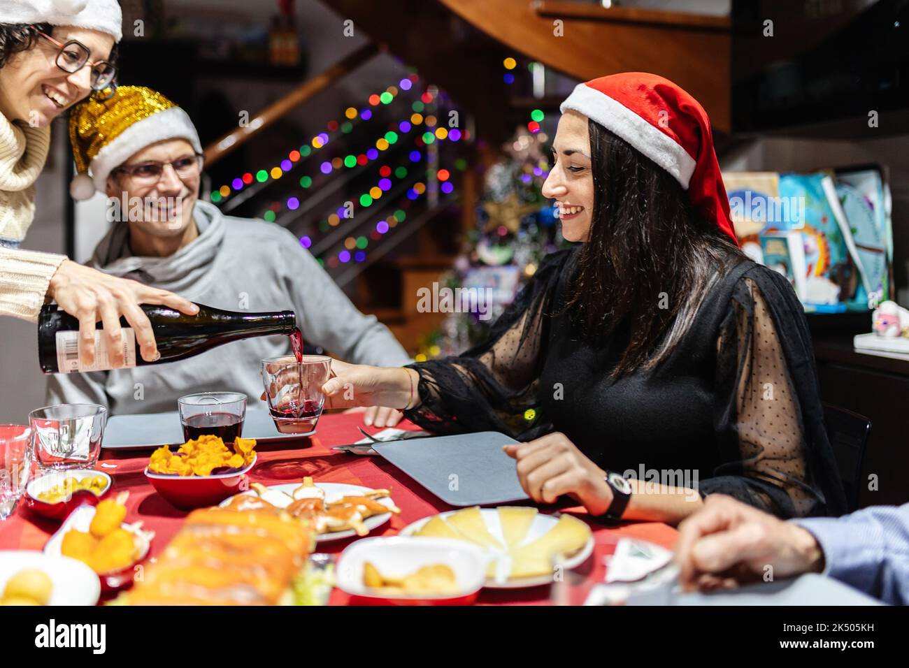 Famiglia happy hispanic latin che celebra insieme il natale o il nuovo anno Foto Stock