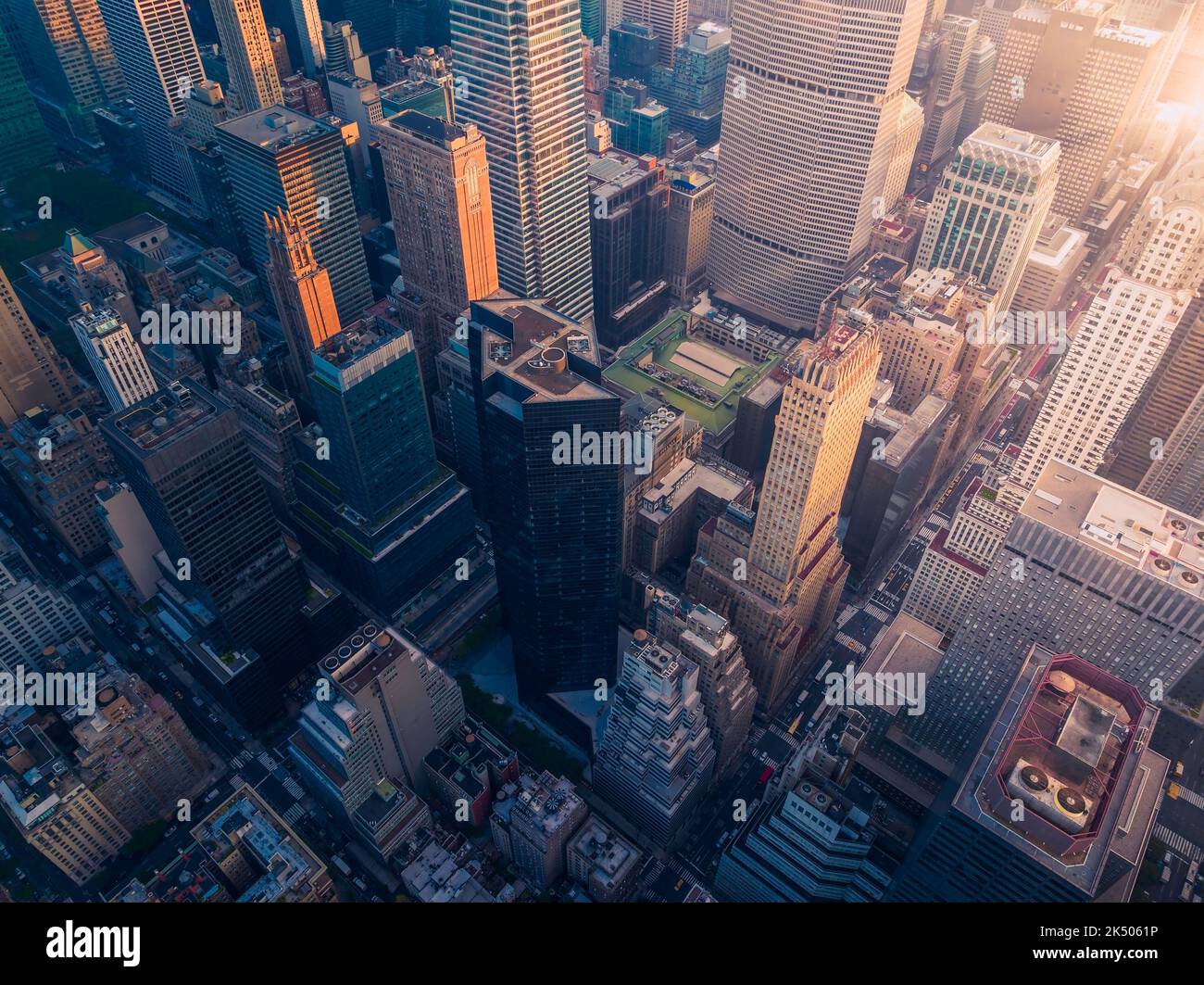 Grattacieli del centro di New York all'alba. Vista aerea ad angolo alto con effetto di perdita leggera applicato. Business center Foto Stock