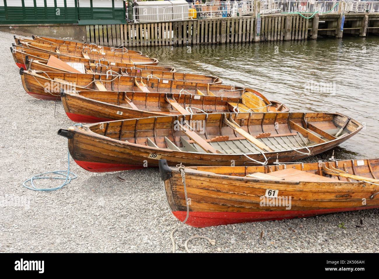 Canoa artigianale in striscia di cedro a riva durante la stagione estiva Foto Stock