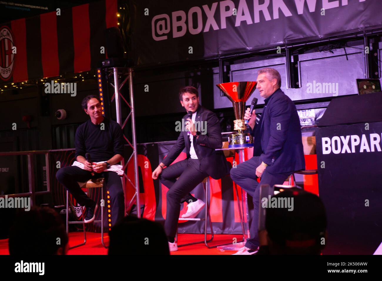 Londra, Regno Unito. 4th Ott 2022. Da Milano a molti: Serie Italiana Un campione AC Milan mostra il proprio trofeo ai tifosi di Londra davanti al loro Champions League scontro con il Chelsea FC. Nesta e Massaro hanno intervistato sul palco a Boxpark Wembley. Cristina Massei/Alamy Live News Foto Stock