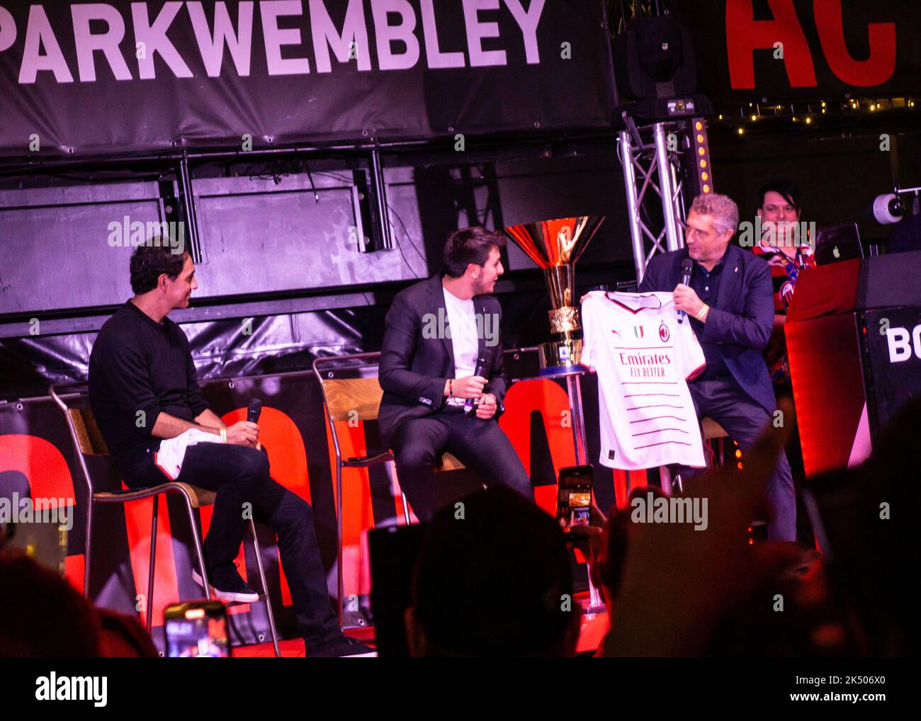 Londra, Regno Unito. 4th Ott 2022. Da Milano a molti: Serie Italiana Un campione AC Milan mostra il proprio trofeo ai tifosi di Londra davanti al loro Champions League scontro con il Chelsea FC. Daniele Massaro mostra la sua nuova camicia. Cristina Massei/Alamy Live News Foto Stock