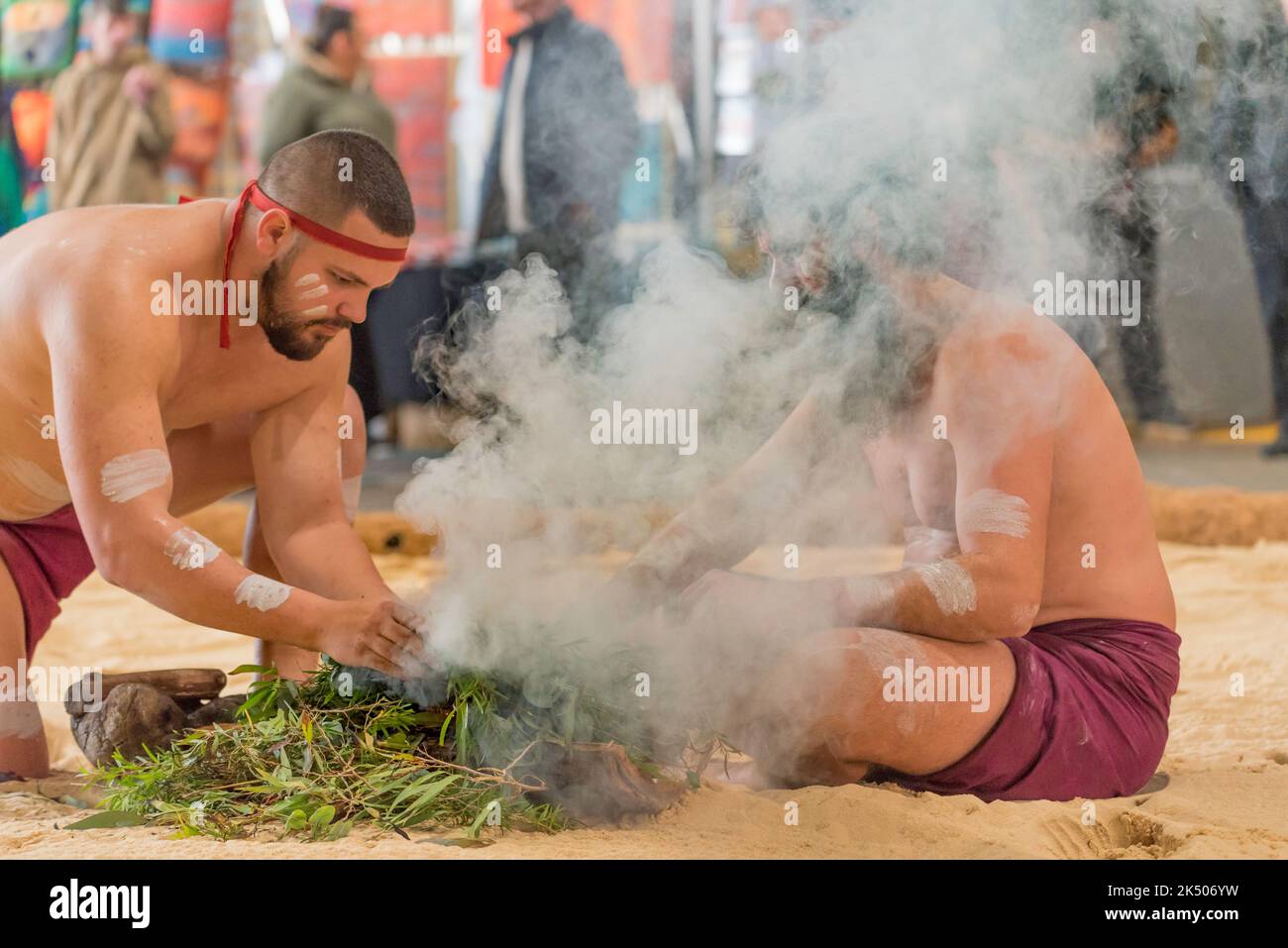 Syd, Aust, Lug, 2022: Artisti indigeni australiani si sono riuniti al terminal passeggeri d'oltremare di Sydney e una cerimonia per il fumo ha aperto l'evento. Foto Stock