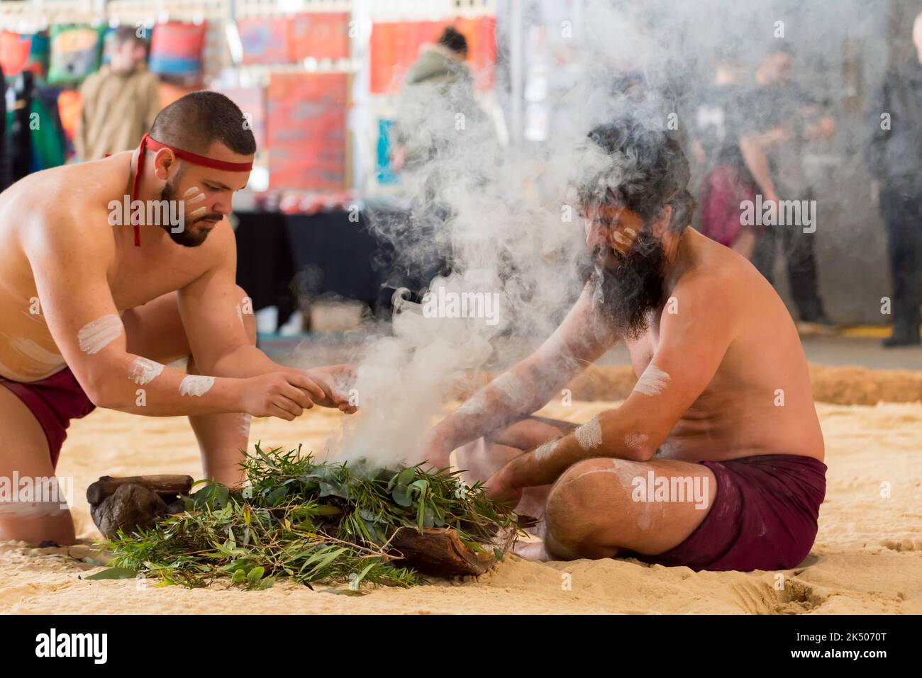 Syd, Aust, Lug, 2022: Artisti indigeni australiani si sono riuniti al terminal passeggeri d'oltremare di Sydney e una cerimonia per il fumo ha aperto l'evento. Foto Stock