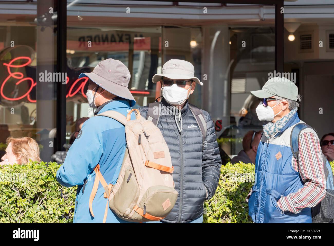 Sydney Australia 2022 luglio: Persone che indossano maschere facciali all'esterno di un ristorante a Circular Quay accanto al porto di Sydney in Australia Foto Stock