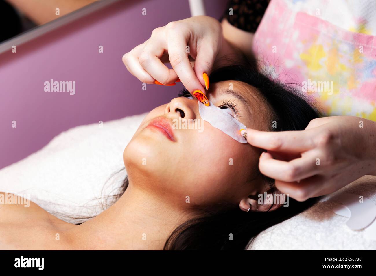 preparazione di una giovane donna a far rifilare le ciglia Foto Stock