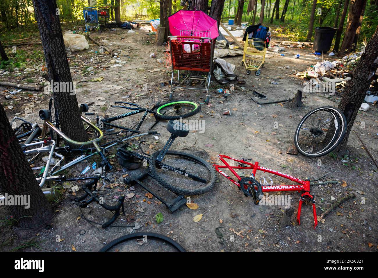 Bloomington, Stati Uniti. 05th Ott 2022. Un campo senza casa sul lato occidentale di Bloomington è in disordine dopo che i residenti sono sfrattati a Bloomington. I residenti del campo hanno detto la polizia ha dato loro fino alle 5 per lasciare il campo o essere arrestati per trasgressione. Credit: SOPA Images Limited/Alamy Live News Foto Stock