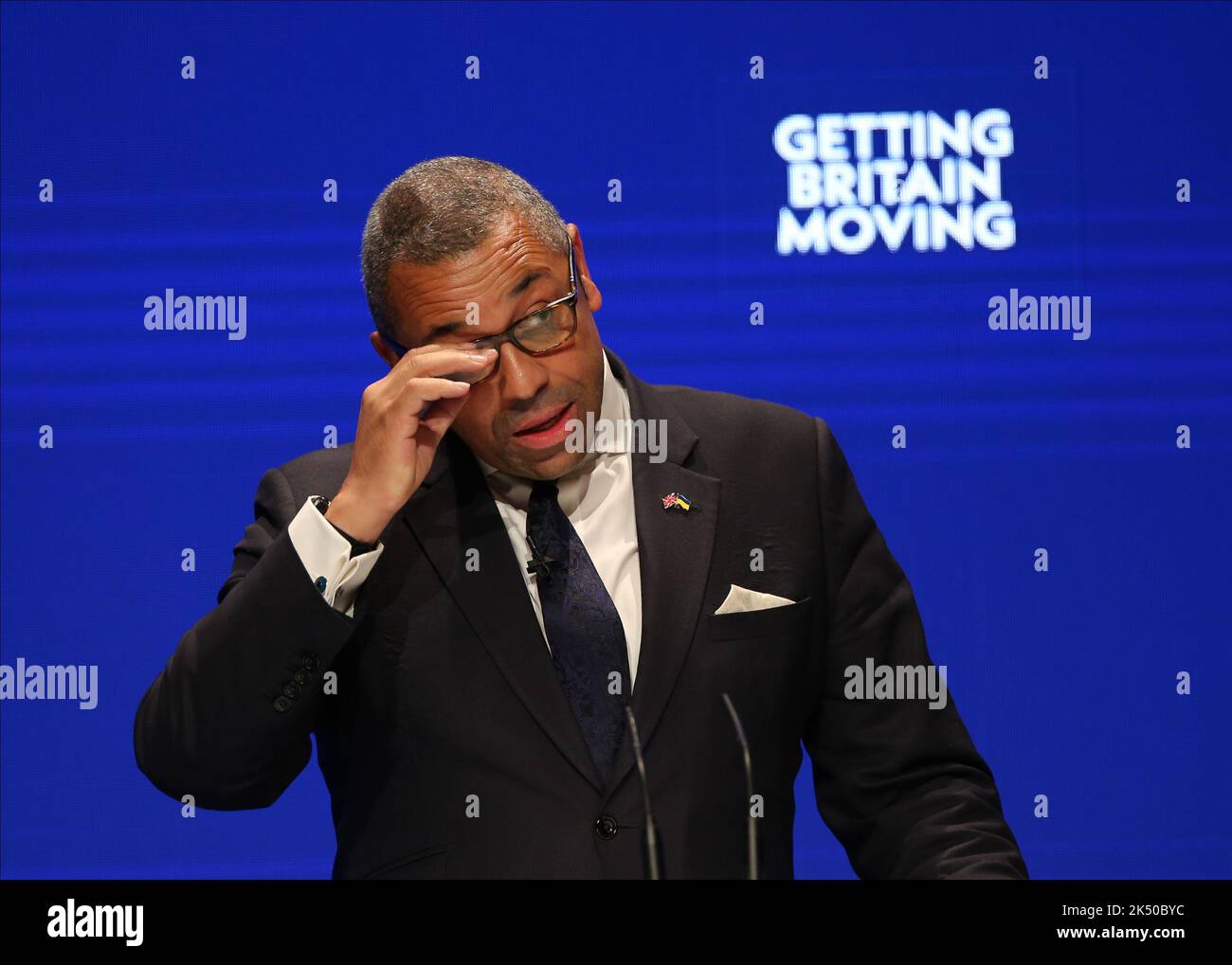 Birmingham, Regno Unito. 4 ottobre 2022. Il Segretario di Stato per gli Affari esteri, del Commonwealth e dello sviluppo, James, ha tenuto il suo discorso durante la conferenza annuale del Partito conservatore presso l'International Convention Centre di Birmingham. Data immagine: Lunedì 4 ottobre 2022. Credit: Isabel Infantes/Empics/Alamy Live News Foto Stock