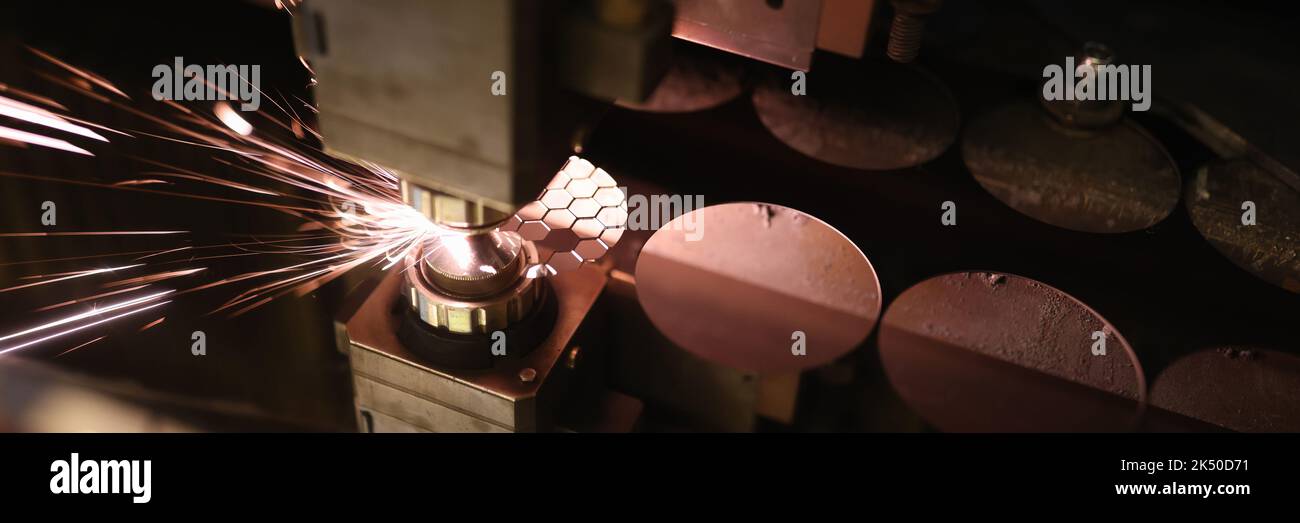 Strutture metalliche con fiamme di fuoco closeup Foto Stock