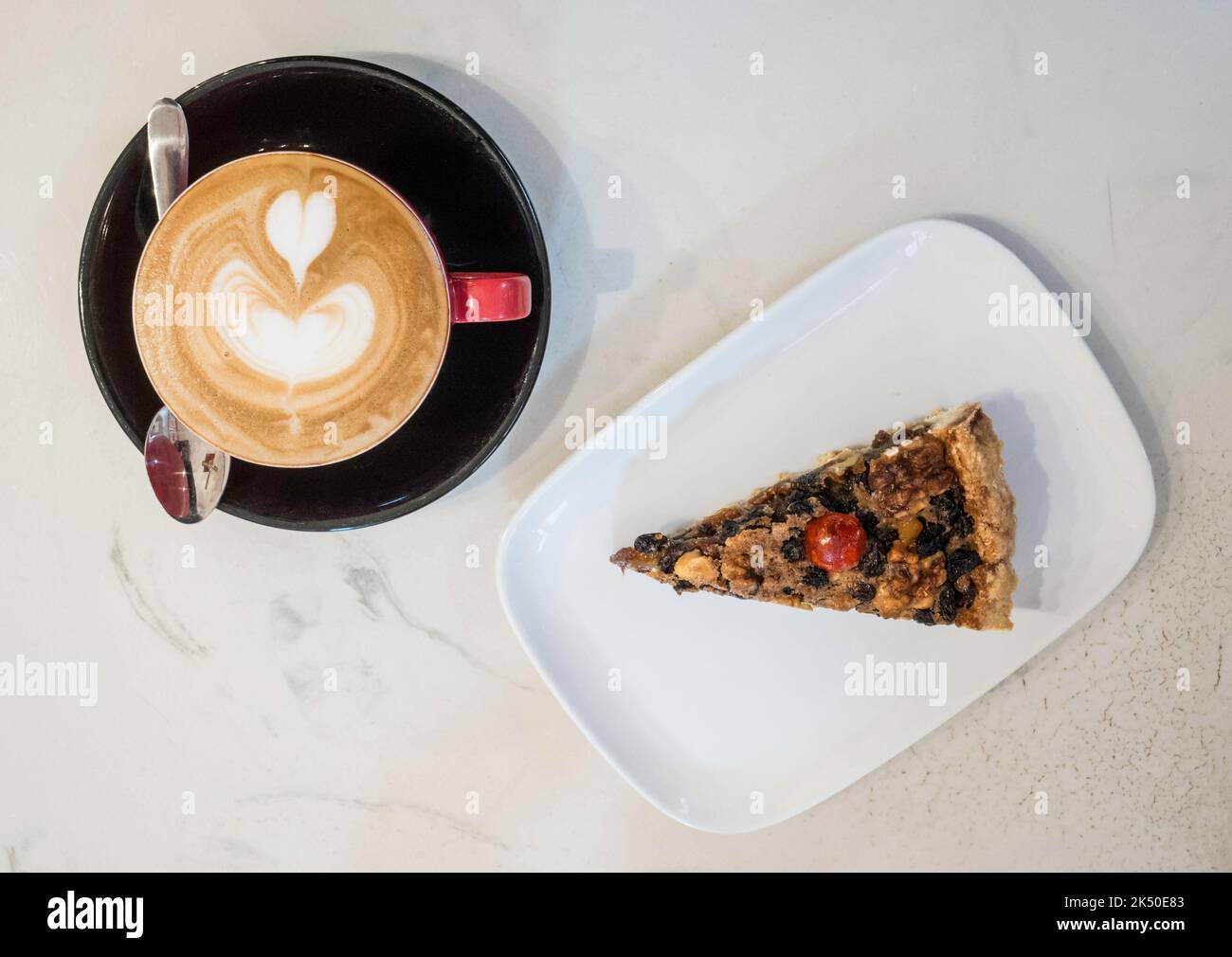 Una fetta di Ecclefechan Tart su un piatto bianco con una tazza di caffè bianco piatto Foto Stock