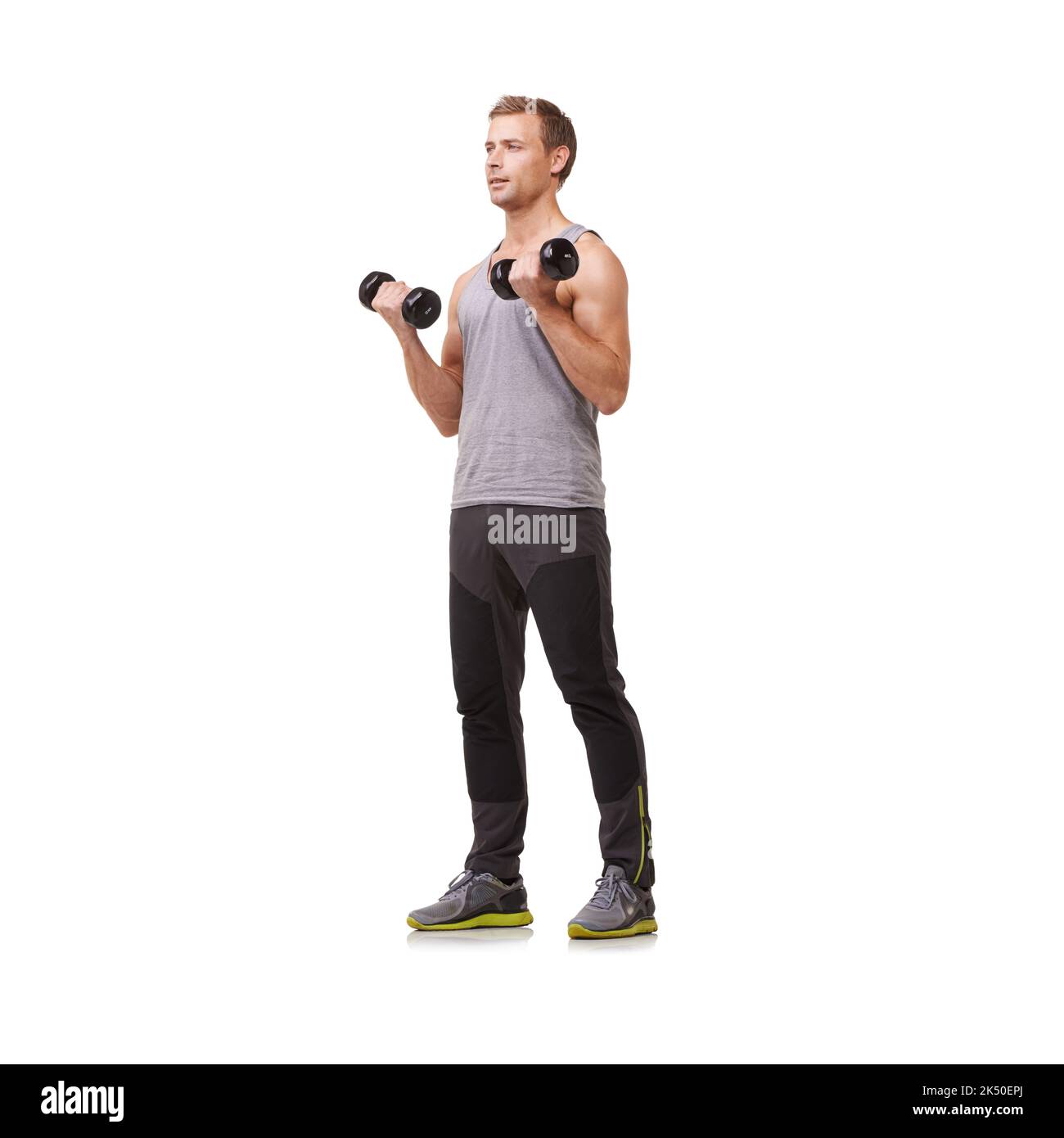 Allenarsi con il fitness. Corpo intero di un giovane uomo in forma che fa ricci bicep mentre isolato su uno sfondo bianco. Foto Stock