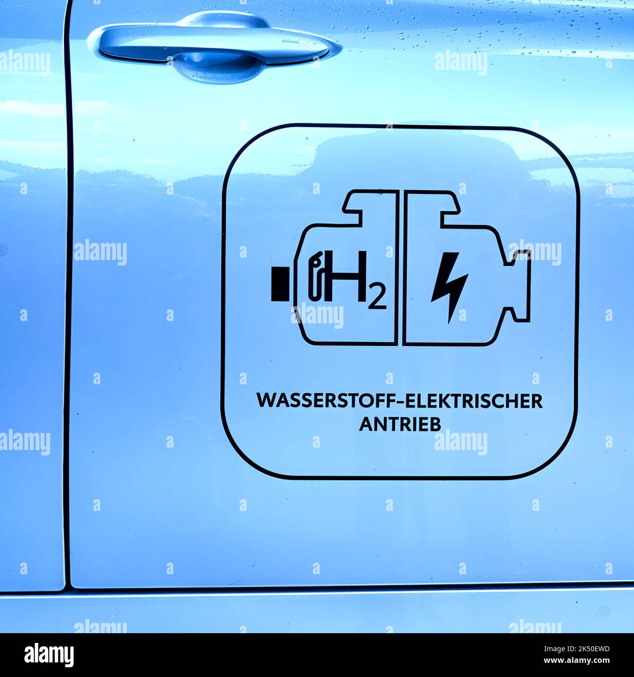 Logo e scritte per identificare un veicolo alimentato da corrente elettrica generata da idrogeno, Hannover, Germania, 24 settembre 2022 Foto Stock