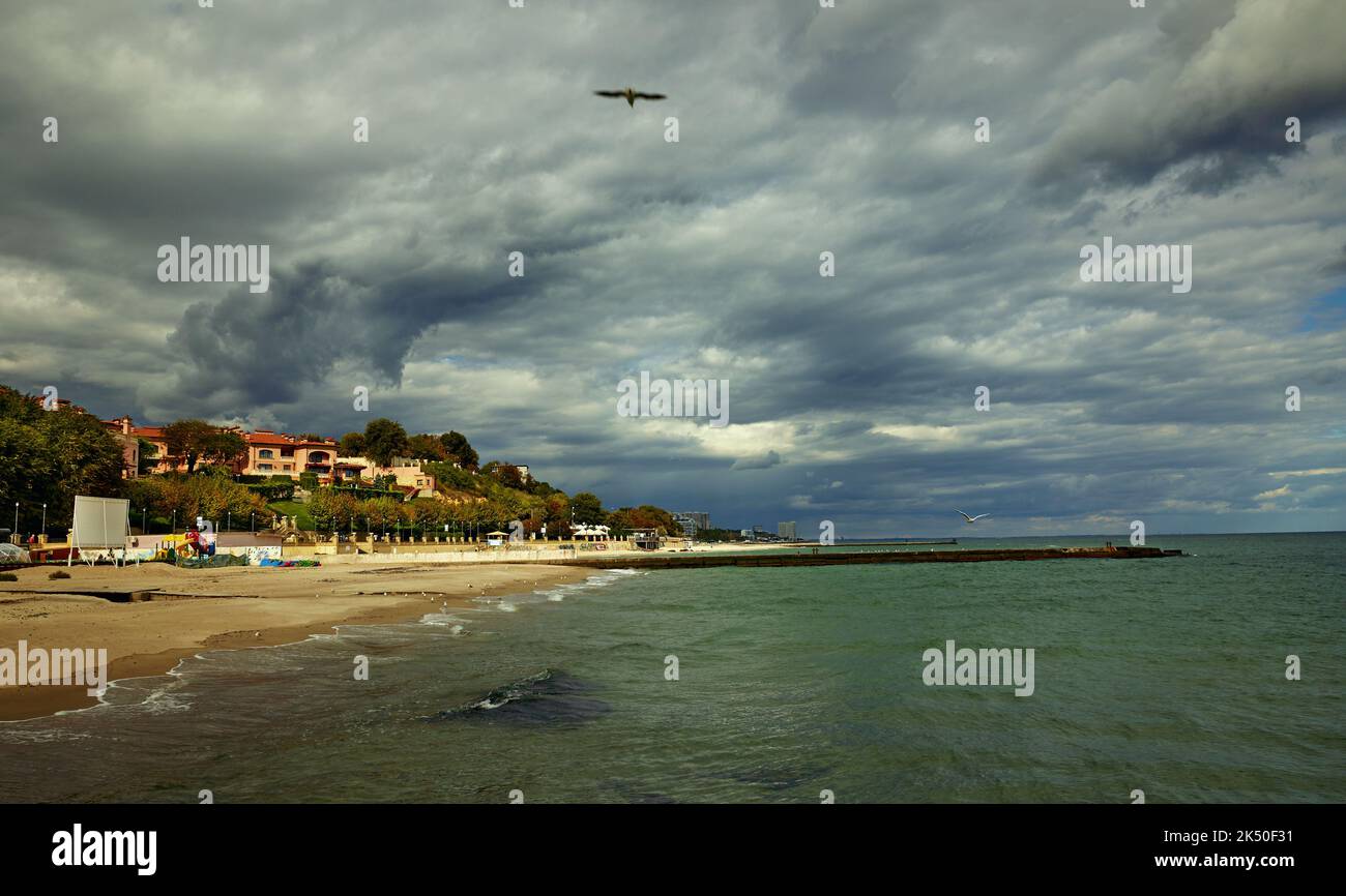 Foto della costa del Mar Nero con le nubi di tuoni vicino Odessa Ucraina Foto Stock