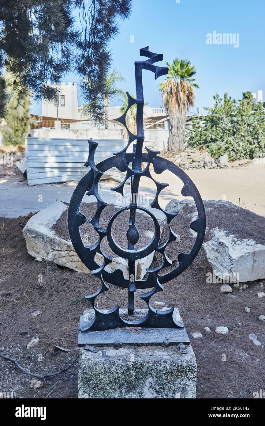 Sculture in metallo realizzate con vari oggetti per decorare il giardino e la strada Foto Stock
