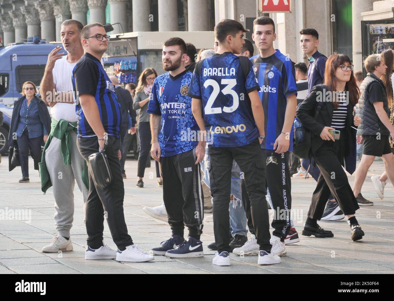 Tifosi inter football in Piazza Duomo Milano prima della Champions Cup contro Barcellona Foto Stock