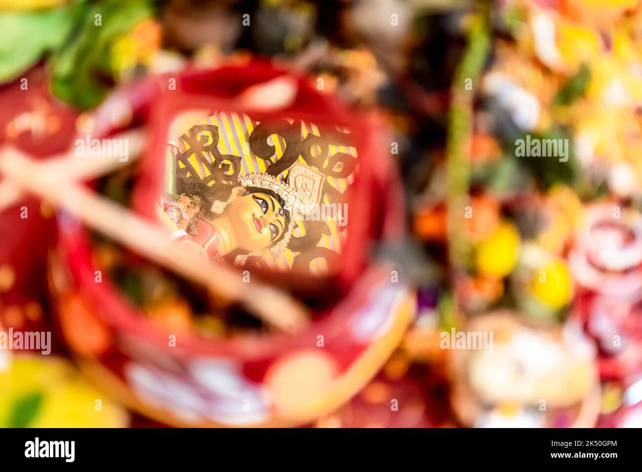 Durgapuja Dashami puja e Darban Visarjan (un rituale dove l'immagine della dea è catturata in uno specchio posto in una ciotola piena d'acqua Foto Stock