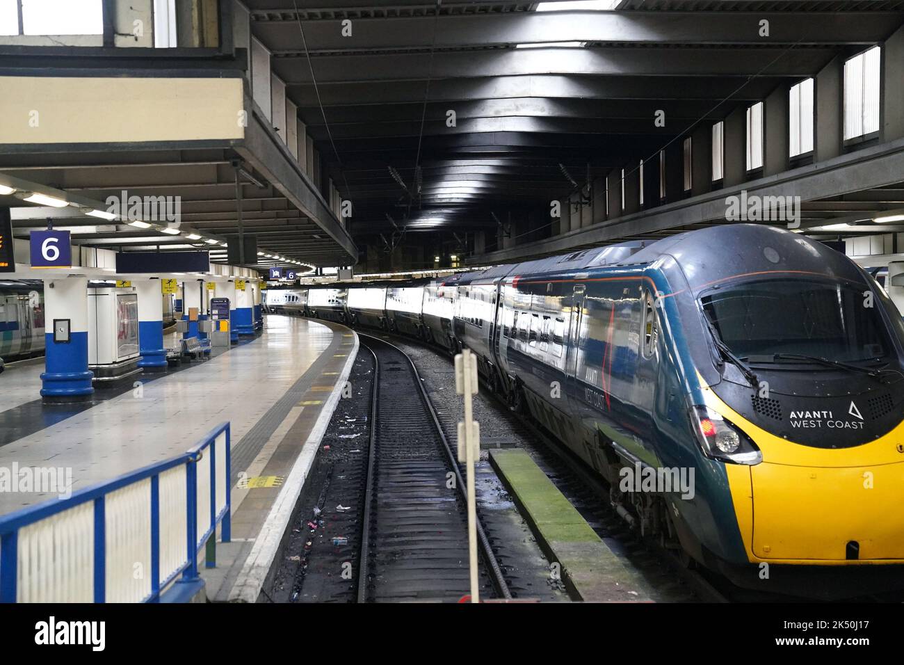 Una piattaforma vuota e un treno fisso alla stazione di Kings Cross a Londra, come membri del sindacato dei conducenti Aslef e della Transport Salaried Staffs Association (TSSA) vanno in sciopero. Data immagine: Mercoledì 5 ottobre 2022. Foto Stock