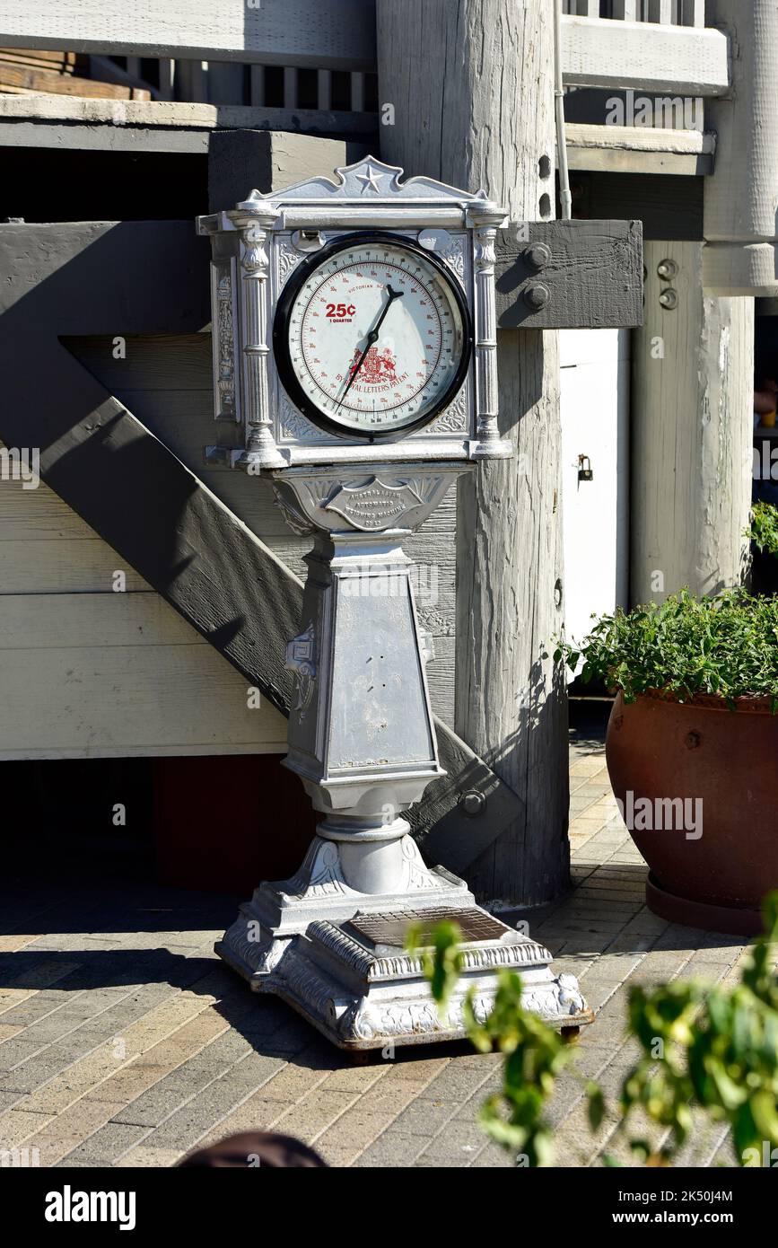 Vintage Coin Operated Scale sul molo di Redondo Beach, California Foto Stock