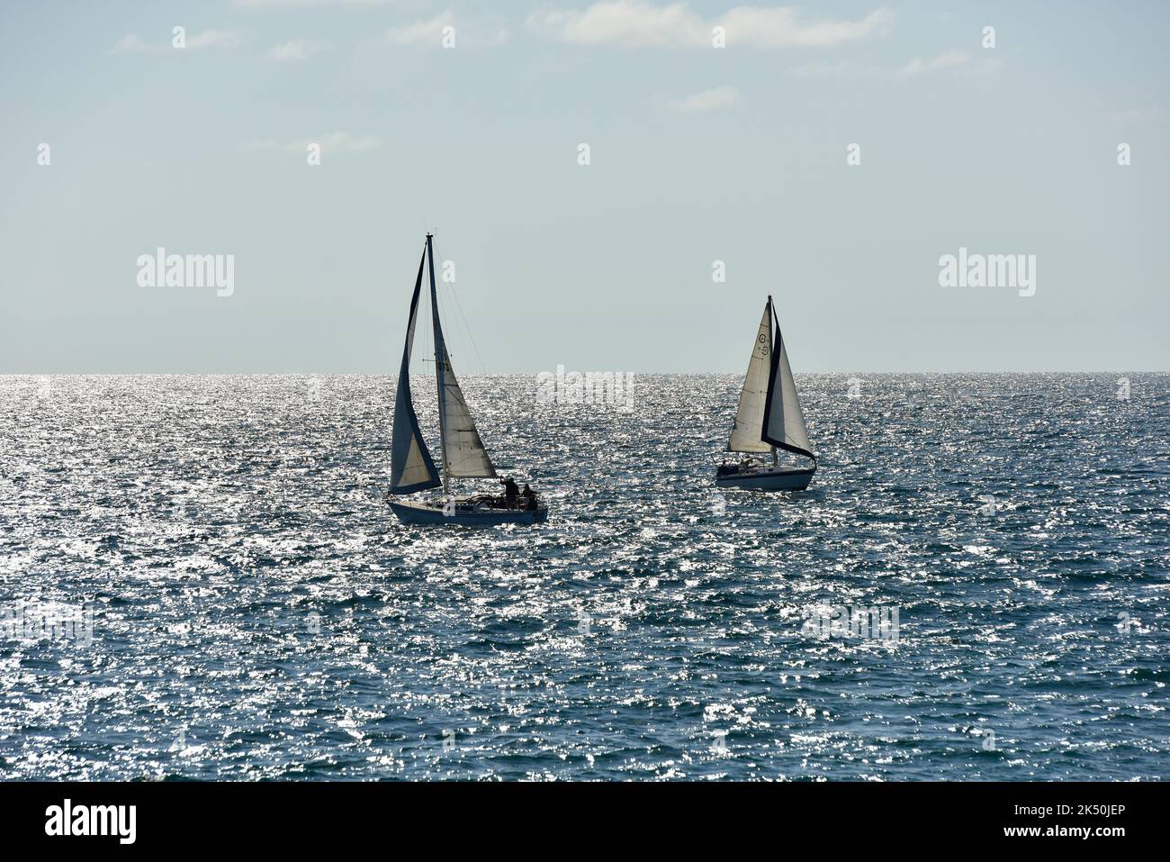 California estate mezzogiorno barche a vela sull'acqua, Redondo Beach Foto Stock