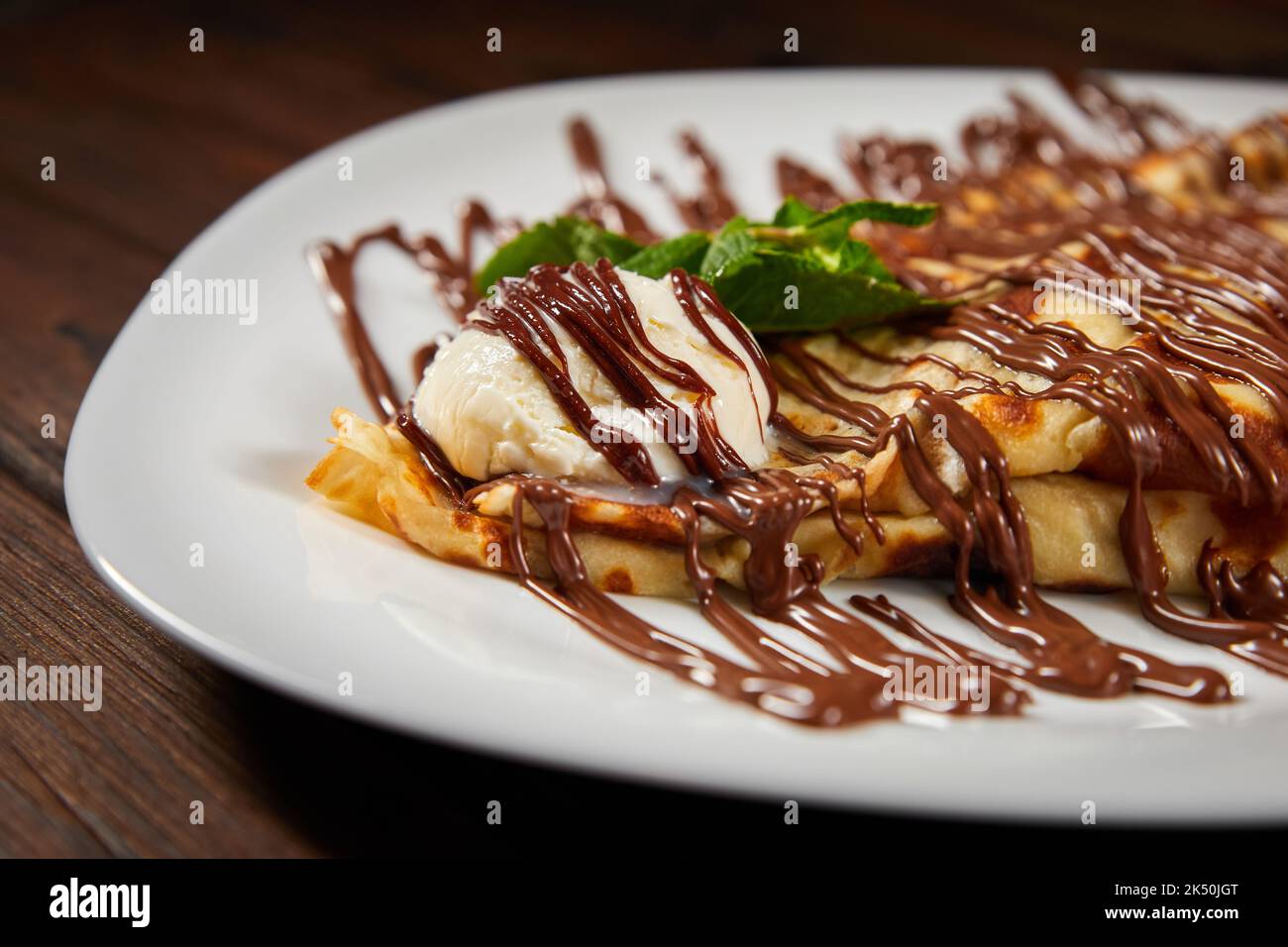Pancake con un cucchiaio di gelato e cioccolato. Primo piano, messa a fuoco selettiva Foto Stock