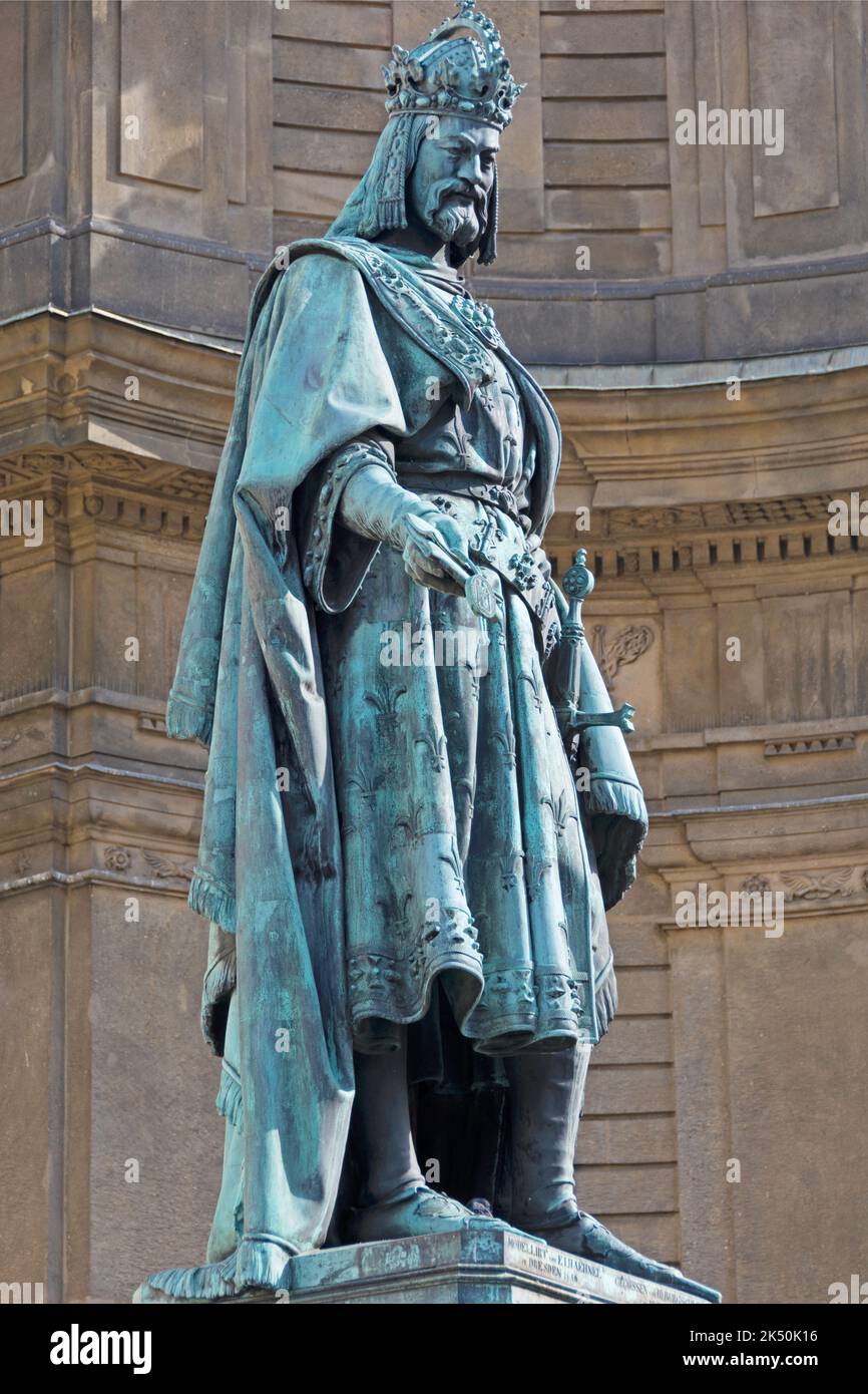Praga Repubblica Ceca 25 settembre 2022, Praga serie fotografica: Monumento di Carlo IV di fronte al Ponte Carlo a Praga in formato ritratto Foto Stock
