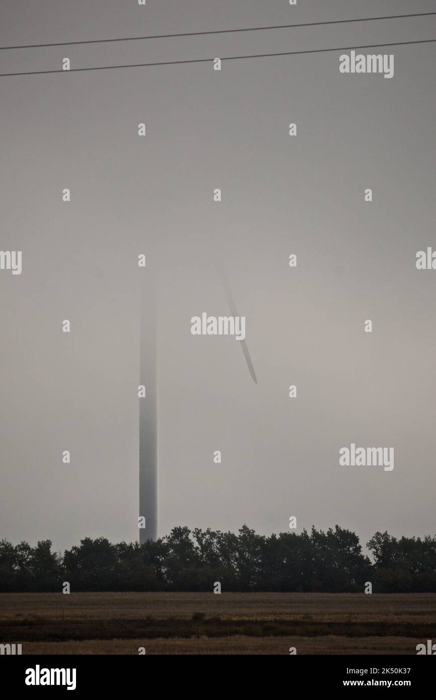 impianto eolico, nella nebbia Foto Stock