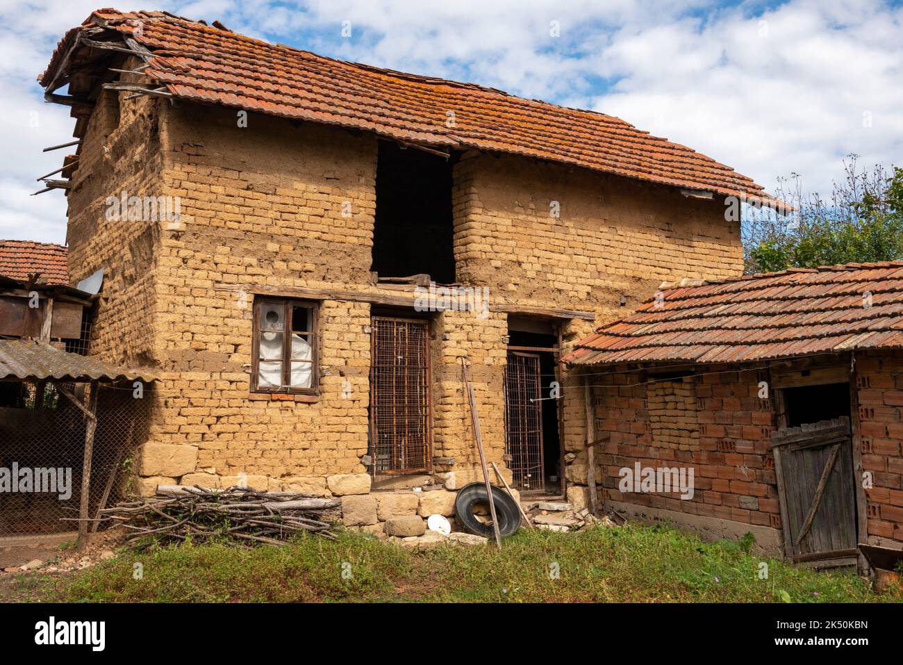 Vecchio fienile tradizionale abbandonato in Bulgaria rurale, Europa orientale, Balcani, UE Foto Stock