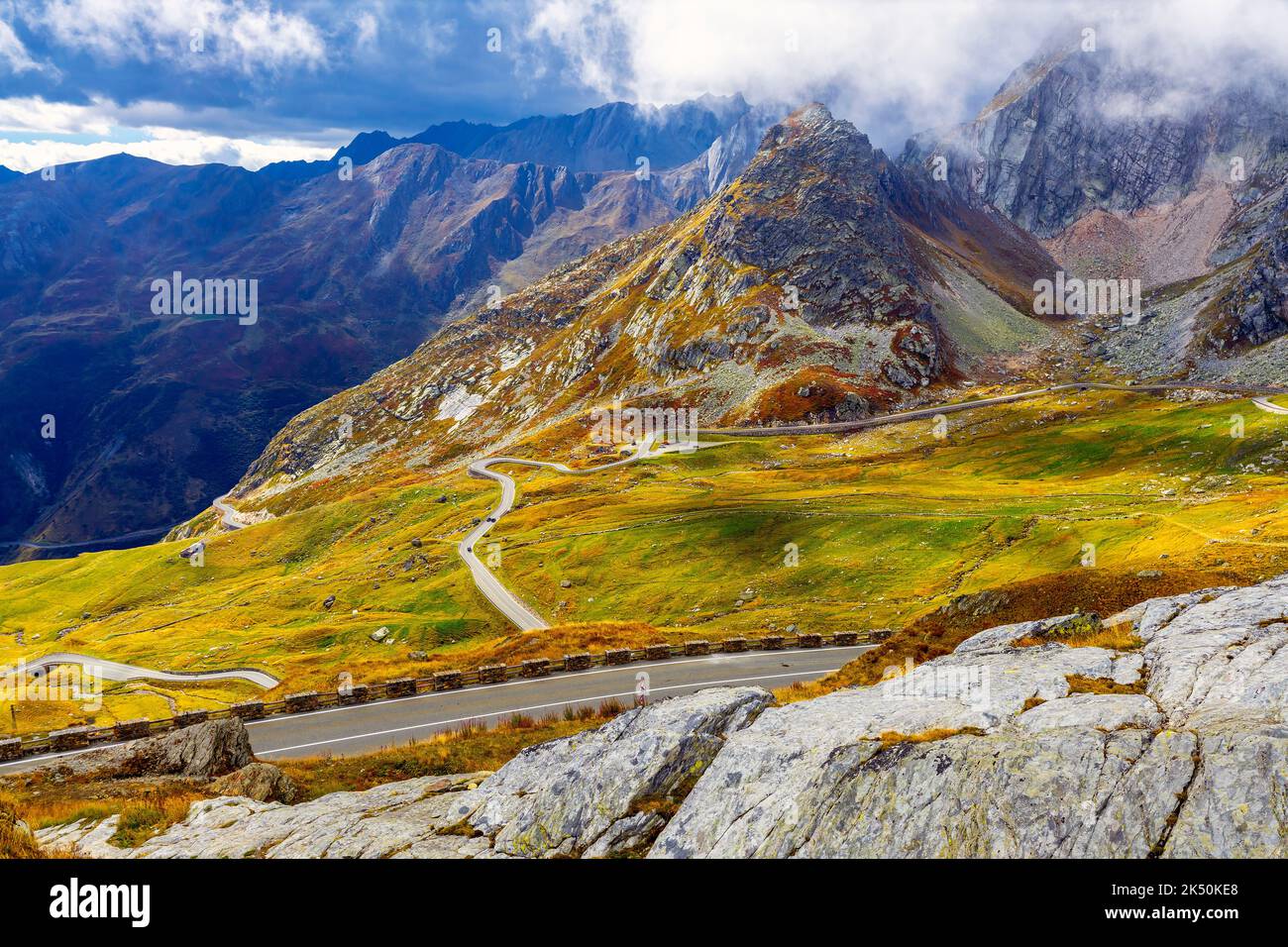 Strada tortuosa che conduce al Passo col du Grand St-Bernard (alt. 2473 m) dalla valle d'Aosta. Frontiera italiana e svizzera. Foto Stock