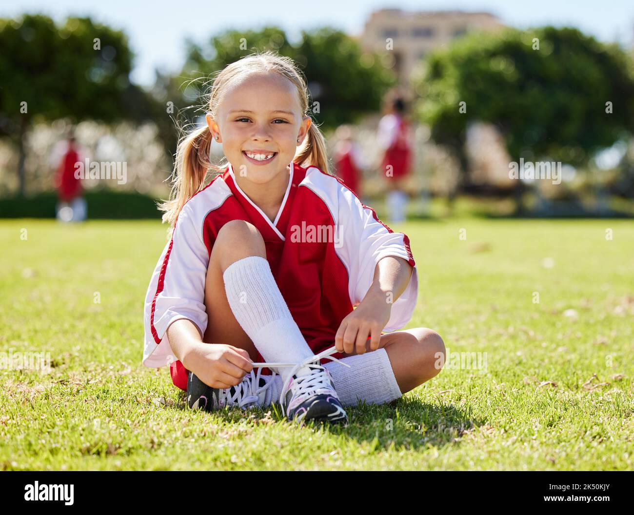 Giocatore di calcio, fitness e ragazza sul campo, allenamento di calcio e attività sportive all'aperto. Sport, salute ed esercizio con i bambini rilassarsi sull'erba, prepararsi Foto Stock