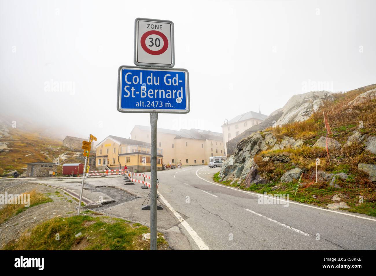 Cartello stradale al passo col du Grand St-Bernard (alt. 2473 m.. Confine tra Svizzera e Italia. Foto Stock